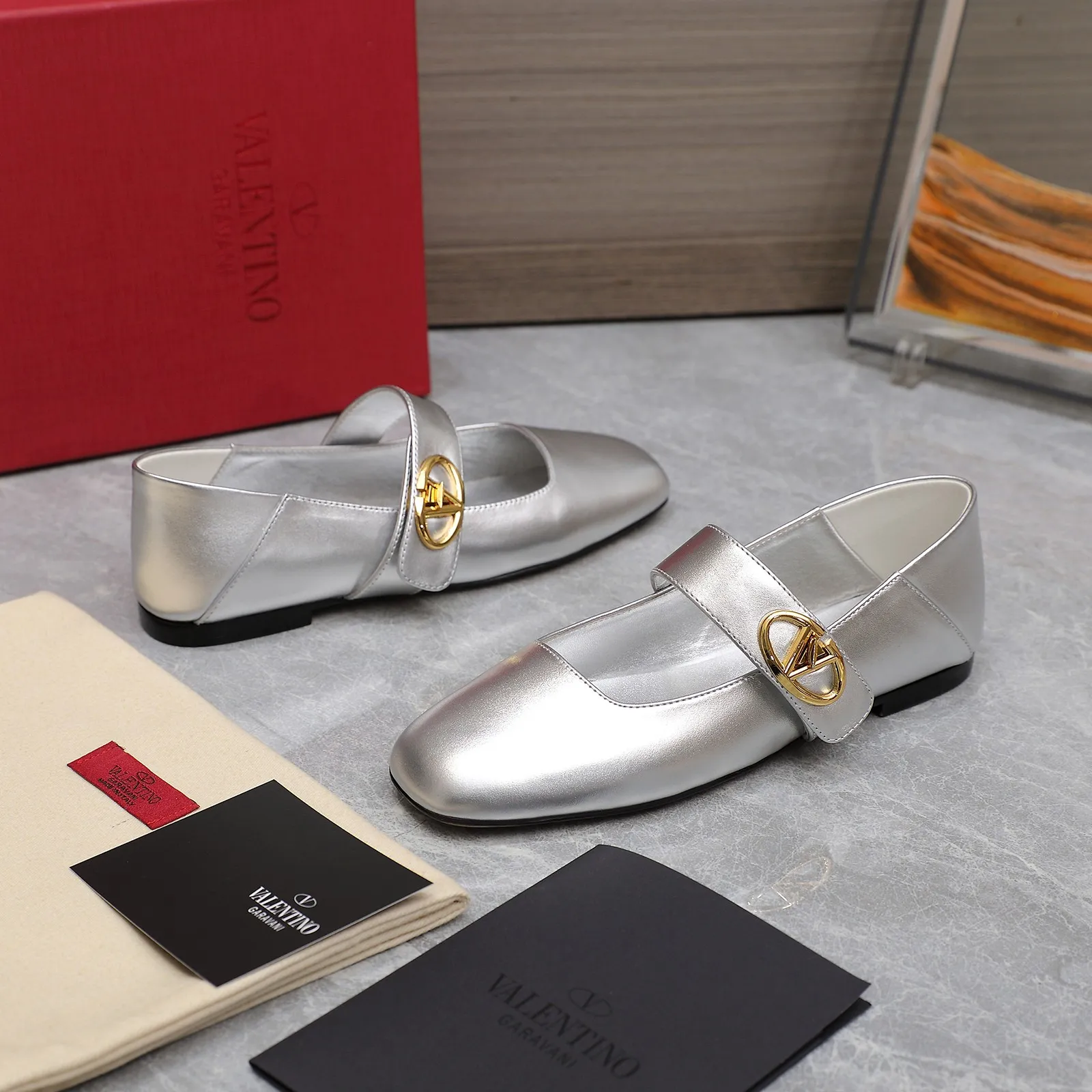 👟👟Ex-factory price 600👟👟 2024 early spring counter catwalk style updated simultaneously 💗Valentino💗Valentino strips deep mouth half drag / flat shoes / high heel shoes / series will be released in the future —————————— Top version Grandma deep mouth design combination highlights the brand’s unique design style, luxury and fashion, highly recognizable, exquisite round toe The side curve is perfect, the taste is particularly pure, and the ladylike temperament is full of femininity‼ ️ Upper: Made of imported cowhide. Lining: Made of mixed sheepskin. Original molded hardware buckle. Italian imported cowhide leather outsole. Size: 35-39 (40/41 customized)